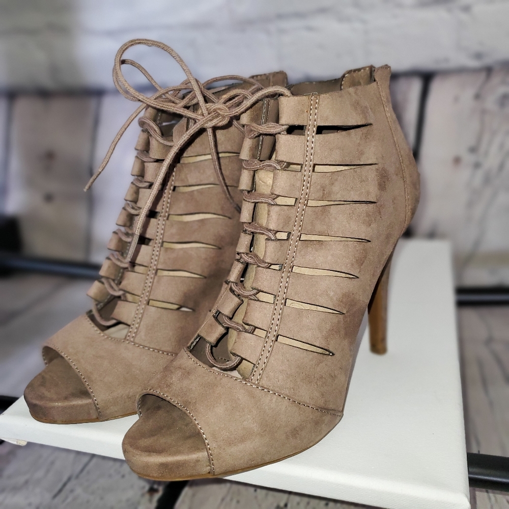 Fergalicious, 9M, taupe
